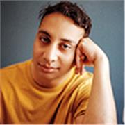 Profesor que imparte clases a niños de todadas las edades